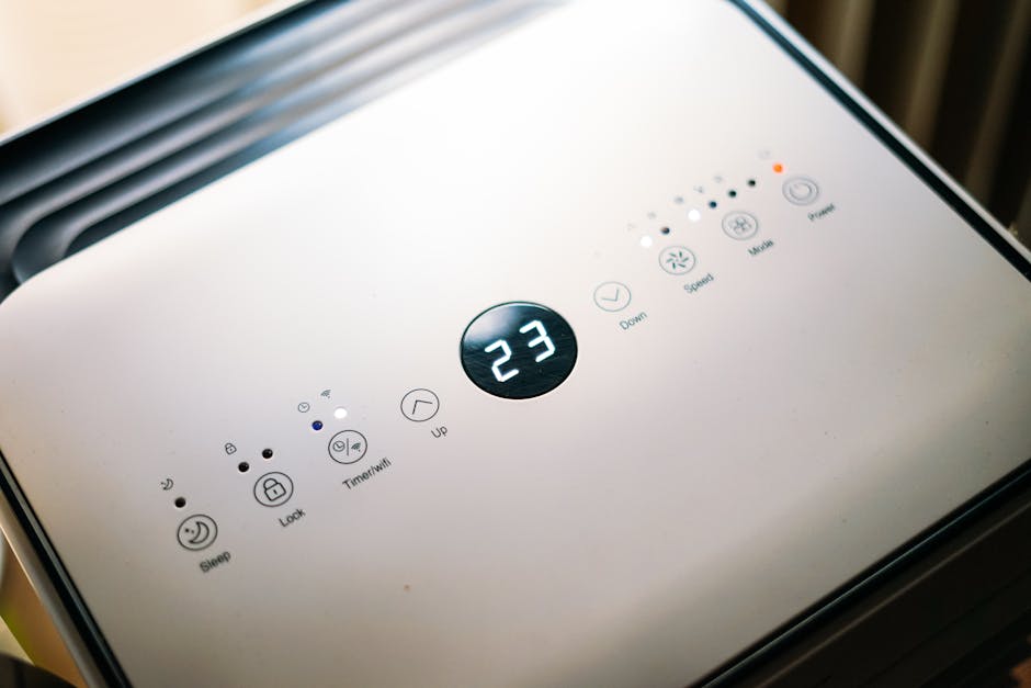 温度を表示する洗練されたエアコンのコントロールパネルのクローズアップ。